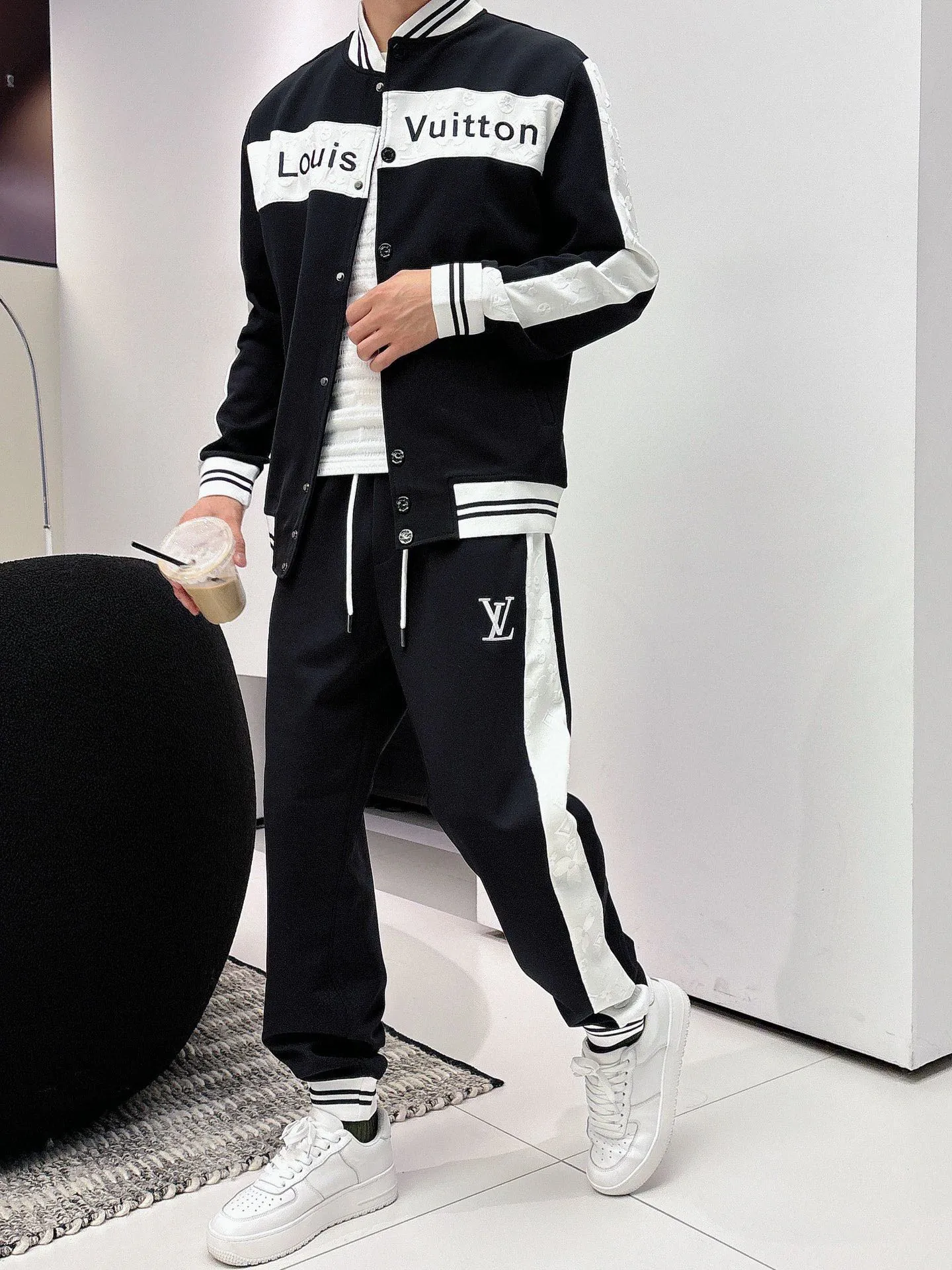 🅿️720 [LV Louis Vuitton] hot-selling suit is coming. Focus on the original version of the official website. 2025 new hot-selling cardigan and sweatshirt suit. The original order is the best. 🇭🇰The meticulous work of top designers. It has a fitting and perfect upper body effect. All-natural high-quality Tencel Roman cotton 100%, close-fitting comfort, noble and elegant! Original hardware embodies elegance and nobility! Counter size: M-3XL (maximum wear up to 190 pounds)